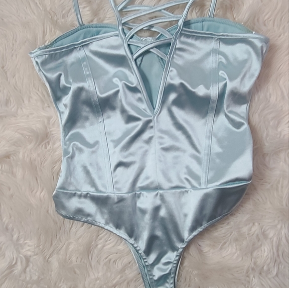 2 bodysuits - Picture 5 of 6